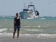 procházka v mělkém moři, lodě unikají před větrem do přístavu