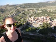 na vrcholu hradu - pohled na městečko uvnitř středověkých hradeb  i s býčí arénou