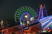 lunapark na břehu jezera