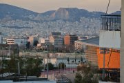 pohled z hotýlku na Olympijskou halu TKD  s pozadím Athén a Pirea